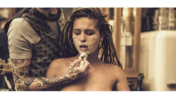 Marisa Papen poseert in Amsterdamse barbershop (NSFW)