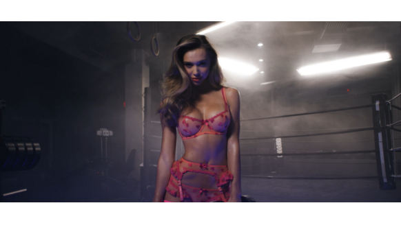 Alexis Ren springt eruit in de LOVE Advent 2017