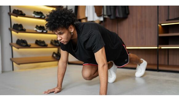 Korte work-out voor thuis: met deze 4 oefeningen kan je snel trainen