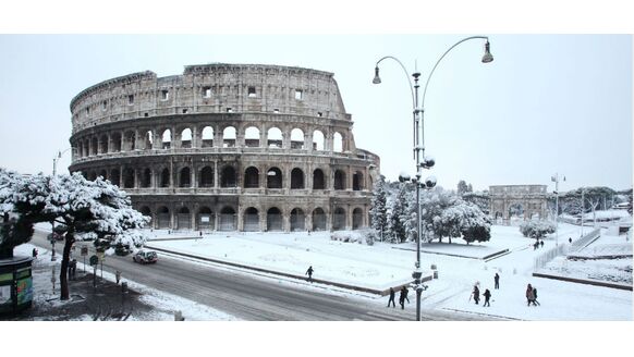 Indrukwekkend: magische dronebeelden van een met sneeuw bedekt Rome