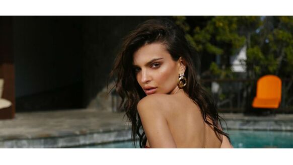 Emily Ratajkowski laat je met deze shoot verlangen naar de zomer