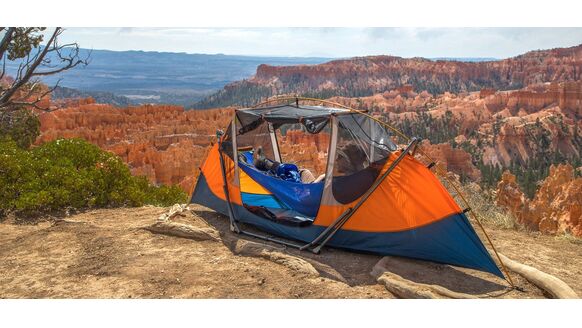 Deze draagbare hangmat + tent is dé Kickstarter voor de zomer