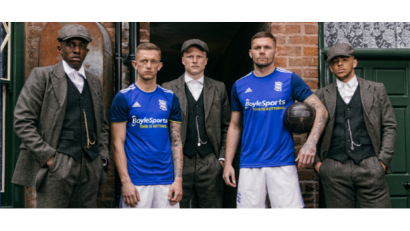 Engelse topclub kondigt nieuw tenue aan met toffe Peaky Blinders video