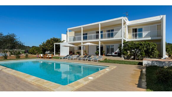 Deze dikke Ibiza villa huur je met 10 vrienden voor €28 per persoon