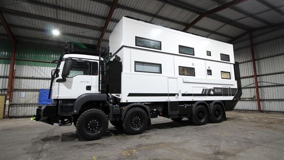 Deze familie toverde een afgekeurde Air Force bus om tot een reusachtige camper