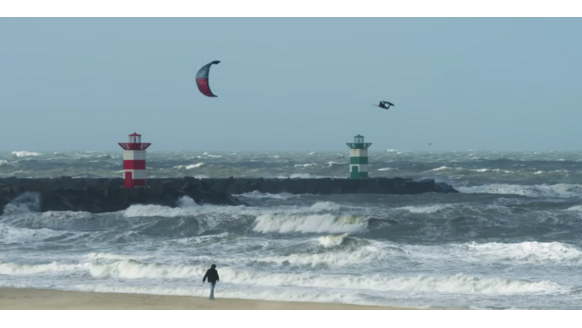 Nederlandse Kevin gaat kitesurfen tijdens Ciara storm met 140 km/u