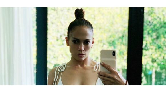 De 50-jarige Jennifer Lopez post een bikinifoto en het internet wordt gek