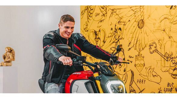 Rico Verhoeven showt met volle trots zijn nieuwe badass motor