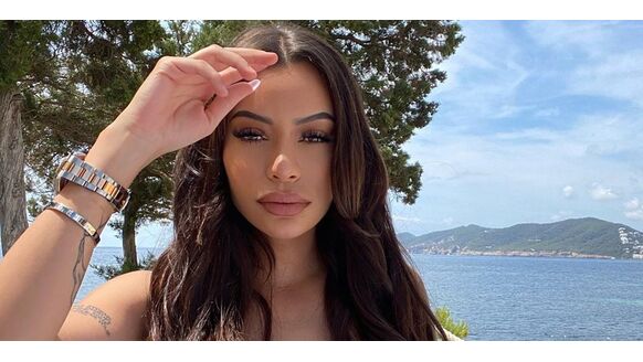 Yasmine (Ex on the Beach) showt haar afgetrainde lichaam op Instagram