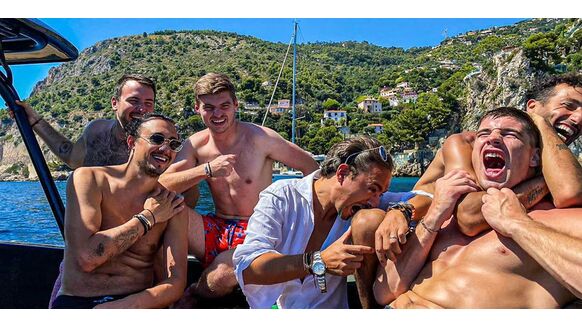 Rico Verhoeven plaatste een heerlijke ‘goodlife’ foto met Max Verstappen én F1-vrienden