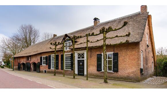 Funda parel: Brabantse woonboerderij met een eigen bruin café staat te koop