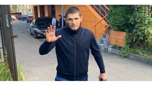 Breaking: Khabib Nurmagomedov wint wereldtitel en stopt per direct met vechten