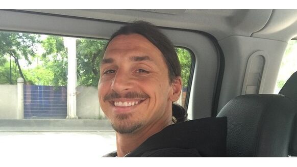 Zlatan Ibrahimovic doet zichzelf een nieuwe auto cadeau op zijn verjaardag