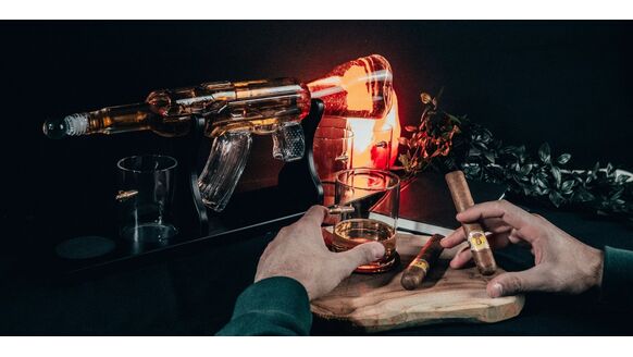 Deze AK-47 karaf is hét brute pronkstuk van iedere whiskey baas