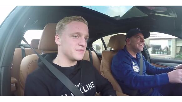 In deze dikke auto rijdt Donny van de Beek door Manchester