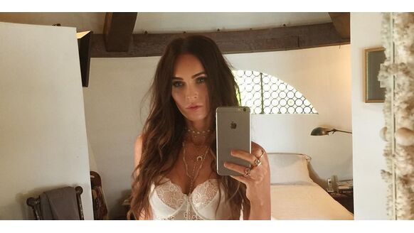 Megan Fox laat met gewaagde foto’s zien dat ze net zo knap als vroeger is