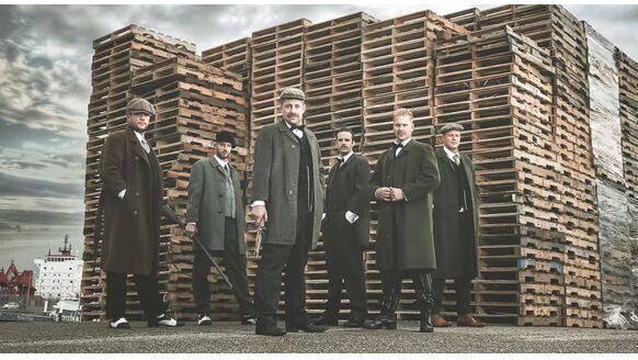 Vriendengroep maakt legendarische vrijgezellen fotoshoot in ‘Peaky Blinders’ stijl