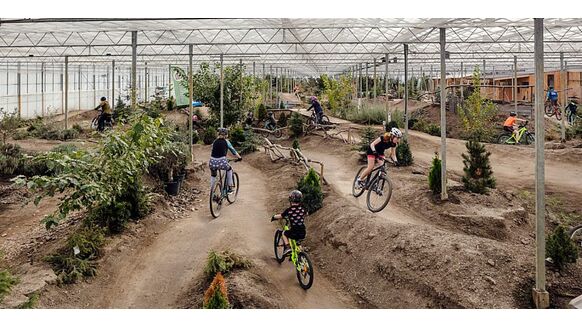 Deze indoor mountainbike hal is voor de echte racemonsters