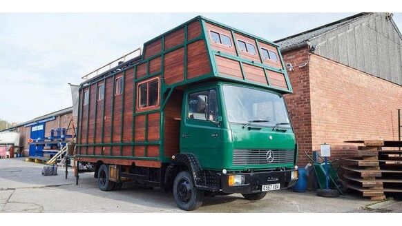 Deze oude vrachtwagen is omgetoverd tot houten mega camper