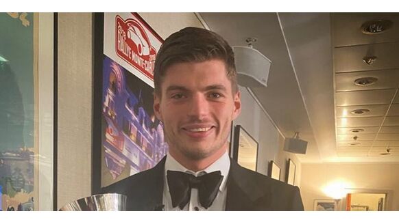 Max Verstappen arriveert in James Bond-stijl op prijsuitreiking