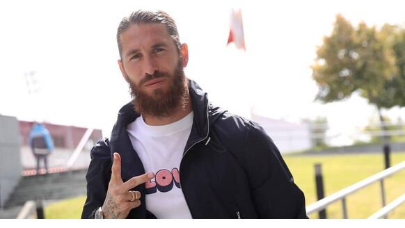 Sergio Ramos showt zijn tattoo skills met een dikke Rolex om zijn pols