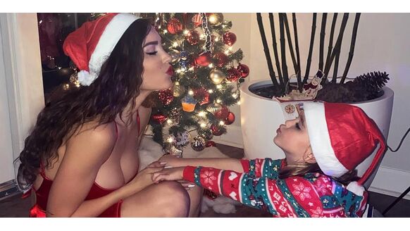 Yolanthe viert kerst in een spannend rood jurkje