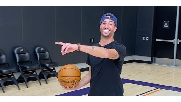 F1-coureur Daniel Ricciardo gooit een half court bal erin alsof het niks is