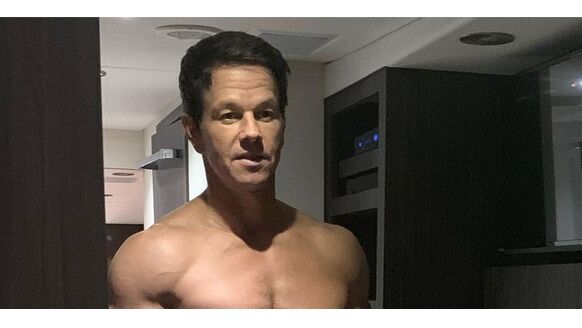 Mark Wahlberg showt op Instagram hoe bizar gespierd hij is voor een man van zijn leeftijd