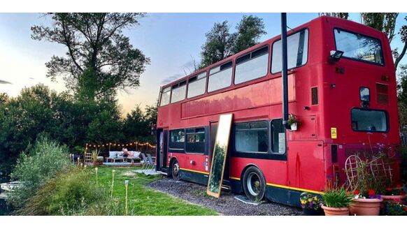 Koppel tovert Londense dubbeldekker bus om tot mega camper