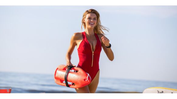 Baywatch-actrice Kelly Rohrbach is het volgen op Instagram meer dan waard