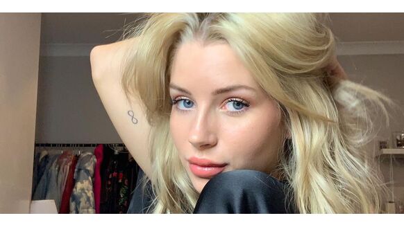 Lottie Moss neemt een bad en deelt de pikante details op Instagram