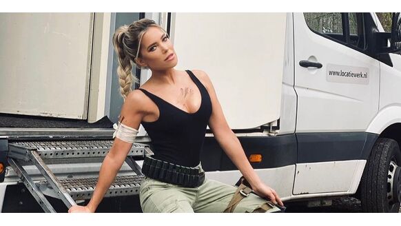 Sylvie Meis schittert in Lara Croft outfit op Instagram