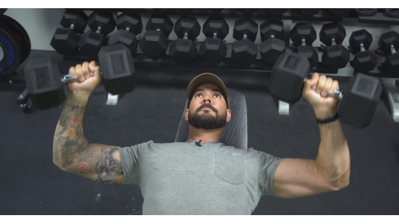 Incline dumbbell bench press: de uitvoering, spiergroepen en tips