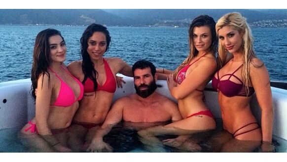 Video: Dan Bilzerian wakeboardt achter zijn eigen ultradikke jacht