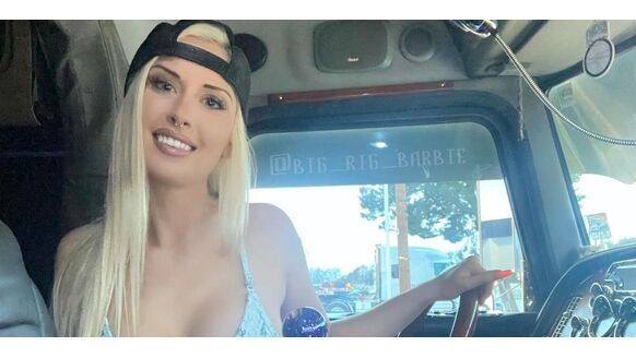 Vrachtwagenchauffeuse Big Rig Barbie gaat viraal over het internet met haar looks