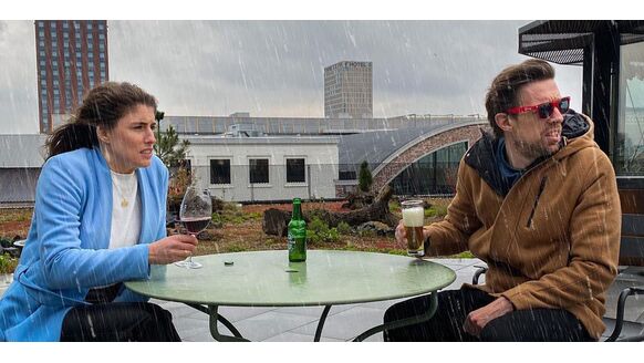 Mattie en Marieke nemen ondanks het slechte weer plaats op het terras