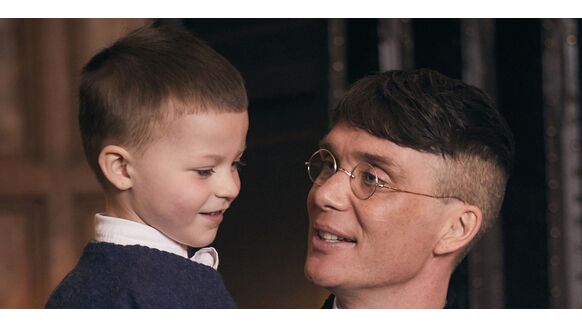 Foto: zoon van Thomas Shelby (Peaky Blinders) is flink gegroeid