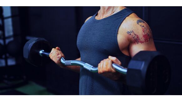 Dumbbell bicep curl: de uitvoering, tips en spiergroepen