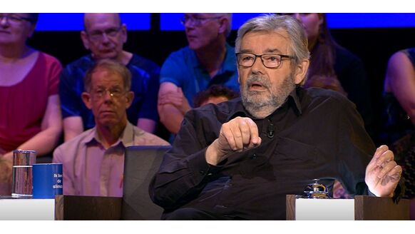 Dit is het salaris van Maarten van Rossem als jury van De Slimste Mens