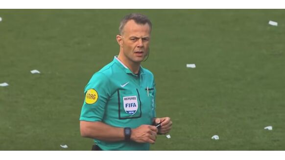 Dit verdiende scheidsrechter Björn Kuipers tijdens EURO 2020