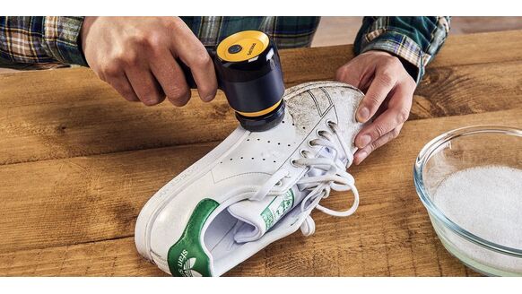 Deze geniale gadget maakt je schoenen in no-time schoon