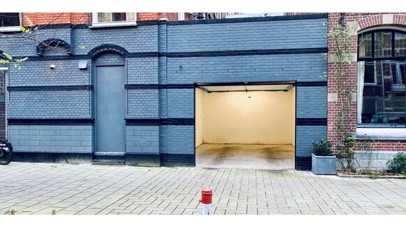 Deze Amsterdamse garage staat voor een bizar bedrag te koop op Funda