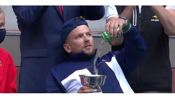 Eindbaas Dylan Alcott wint US Open Quad Singles 2021 en nekt biertje uit zijn trofee