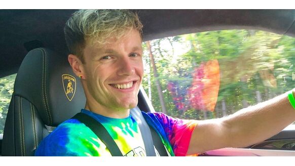 Enzo Knol wil zijn auto in een paarse kleur laten wrappen, maar slaat de plank mis