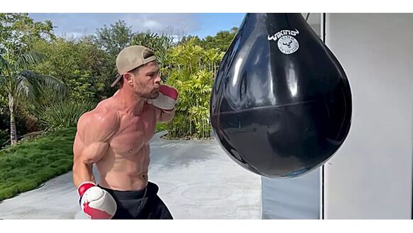 Chris Hemsworth laat zien welke work-out hij doet om een kast te worden