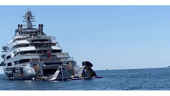 Man spot superjacht ‘Ocean Victory’ van 140 meter lang in Monaco