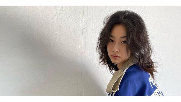 Squid Game-acrice HoYeon Jung is ook populair model en een hit op Instagram