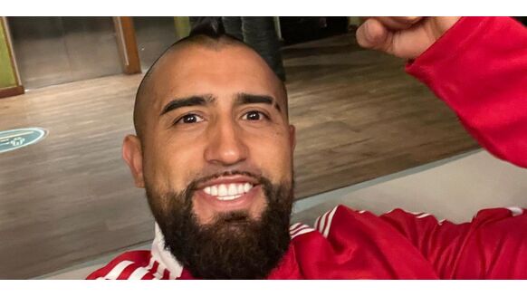 Voetballer Arturo Vidal verschijnt in geniaal, klein autootje op de training