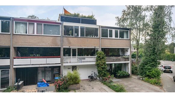 Deze opvallende woning met 7 verdiepingen en een unieke badkamer staat te koop op Funda