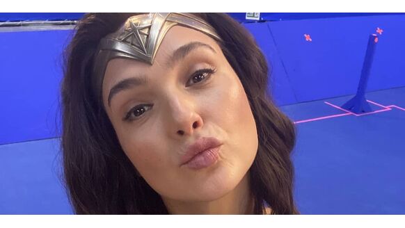 Gal Gadot viert jubileum in haar Wonder Woman-pakje